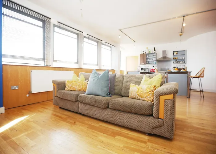 Bs2 Loft Apartment By N And N Stays Ltd, Great Location Close To Cabot Circus, Centre And Hospital, Perfect For Workers, Nhs, Contractors