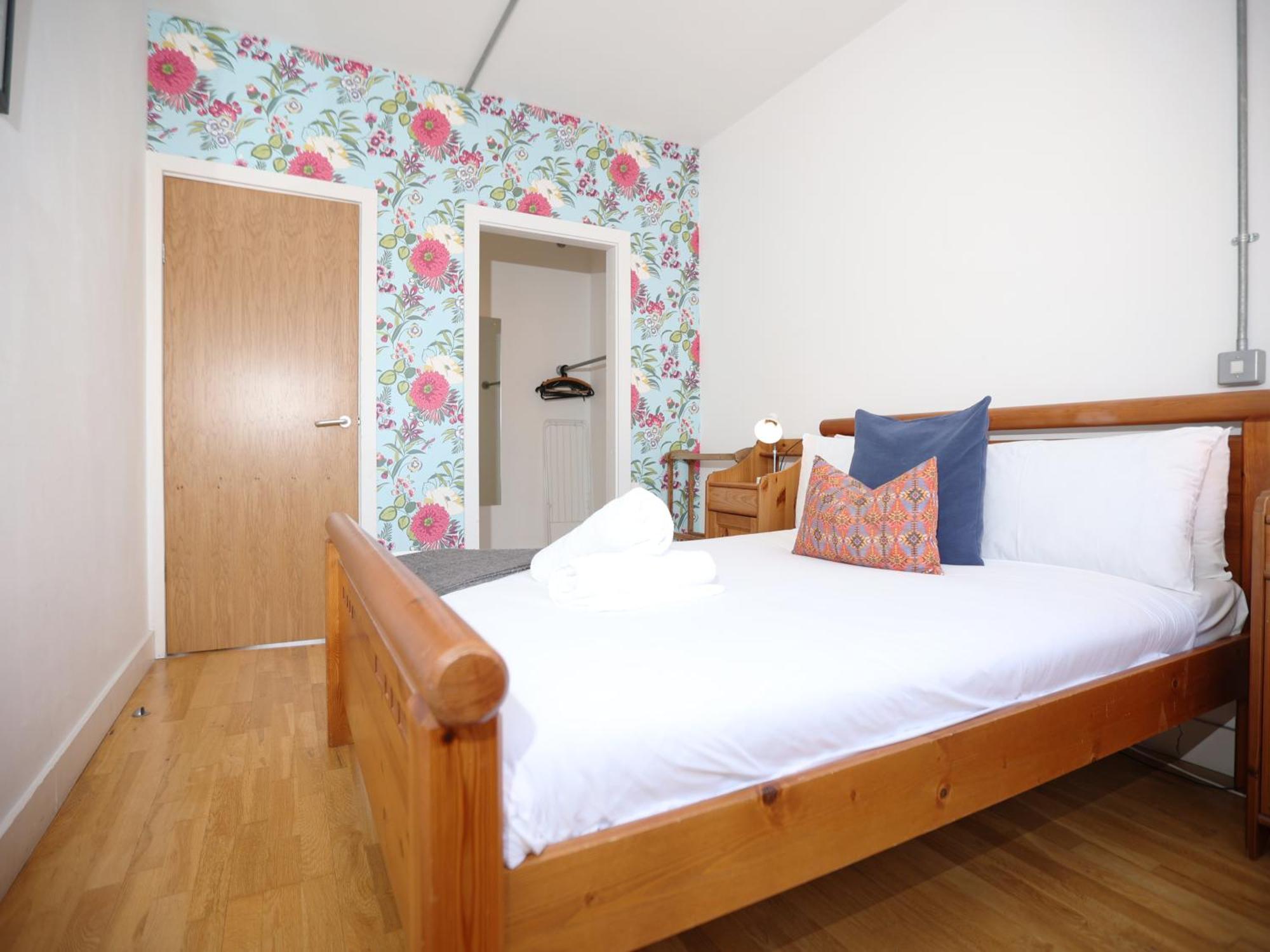 Bs2 Loft By N And N Ltd, Great Location Close To Cabot Circus, Centre And Hospital, Perfect For Workers, Nhs, Contractors * Bristol