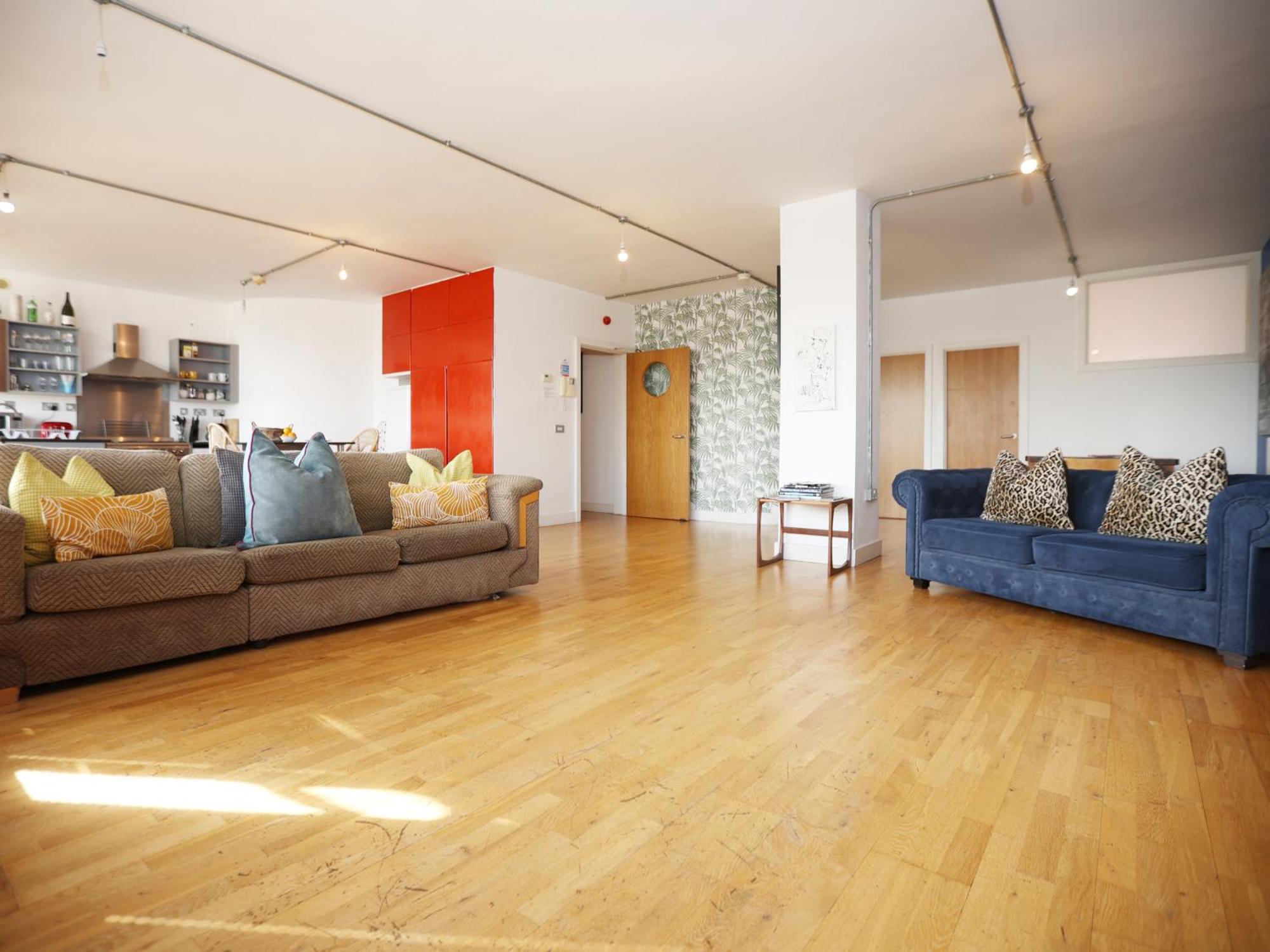 Bs2 Loft By N And N Ltd, Great Location Close To Cabot Circus, Centre And Hospital, Perfect For Workers, Nhs, Contractors *